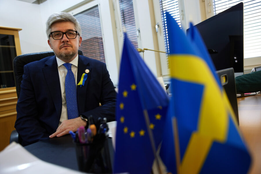 Ukrainas ambassadör Andrii Plakhotniuk följer utvecklingen från landets ambassad på Lidingö utanför Stockholm.