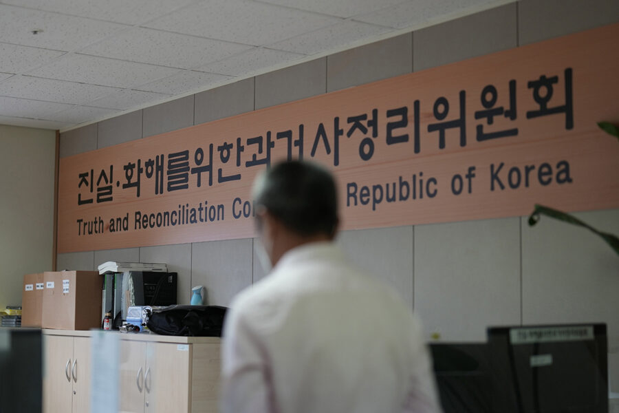 Sannings- och försoningskommissionen i Seoul har fyra månader på sig att acceptera anmälan som skrivits under av över 50 adopterade.