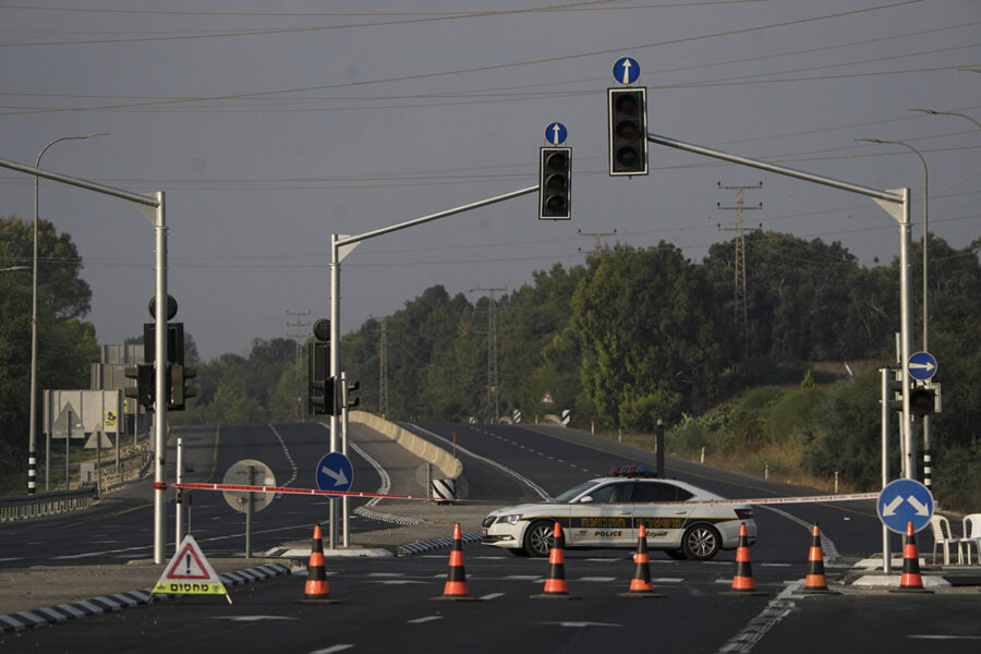 Israelisk polis har spärrat av en väg som leder till gränsen mot Gazaremsan.