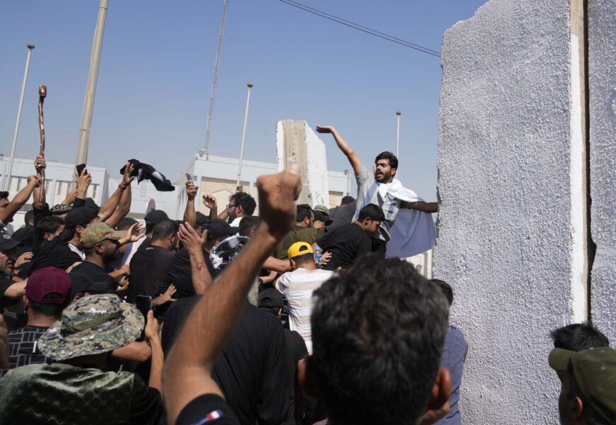 Anhängare till Muqtada al-Sadr flyttar betongblock i Gröna zonen i Bagdad.