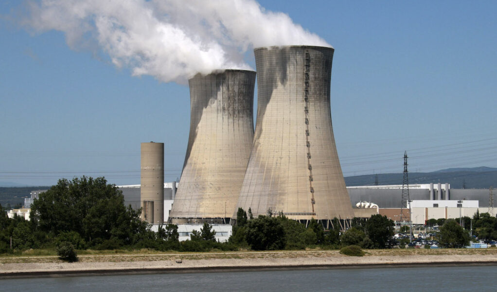 I förra veckan fick kärnkraftverket i Tricastin vid floden Rhône i södra Frankrike dra ned på elproduktionen eftersom vattnet som skulle kyla reaktorerna blivit för varmt.