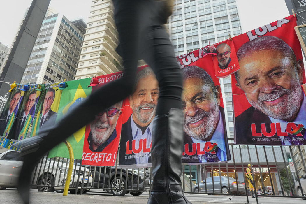 Handdukar med bilder på den nuvarande presidenten Jair Bolsonaro och utmanaren Luiz Inácio Lula da Silva vid Avenida Paulista i São Paulo.