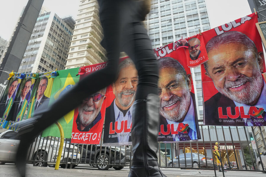 Handdukar med bilder på den nuvarande presidenten Jair Bolsonaro och utmanaren Luiz Inácio Lula da Silva vid Avenida Paulista i São Paulo.