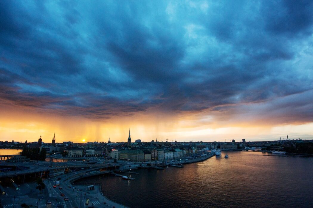 Ett regnoväder drar över gamla staden i Stockholm.