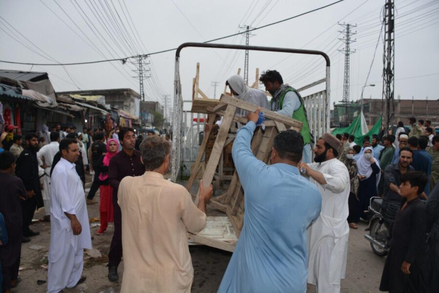 Myndighetsföreträdare agerar mot försäljare på en marknad som främst drivs av flyktingar i Peshawar.