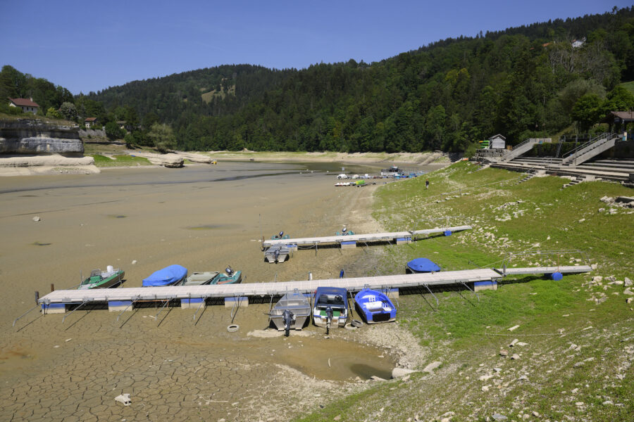 Strandade båtar i sjön Lac Brenet i västra Schweiz i mitten av juli.