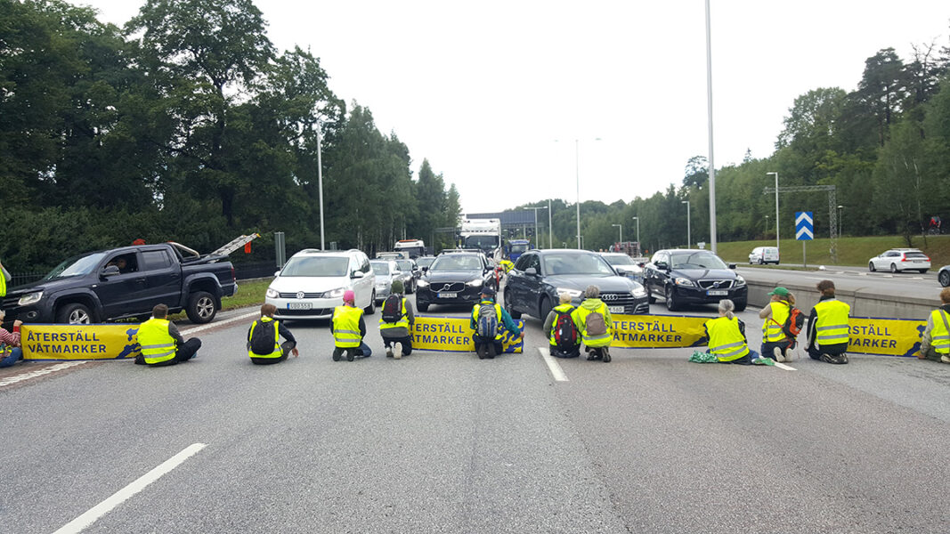 Aktivister blockerar motorvägen ut från Stockholm på måndagsmorgonen.