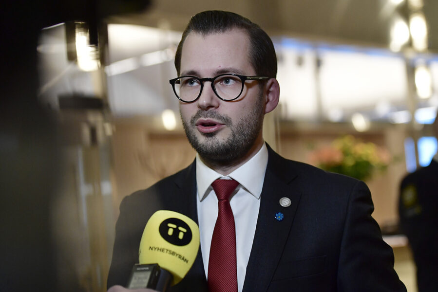 Mattias Bäckström Johansson, vice partisekreterare för Sverigedemokraterna, säger att de vill undvika tomma stolar och har därför begärt att inte vara valbara i tre kommuner.