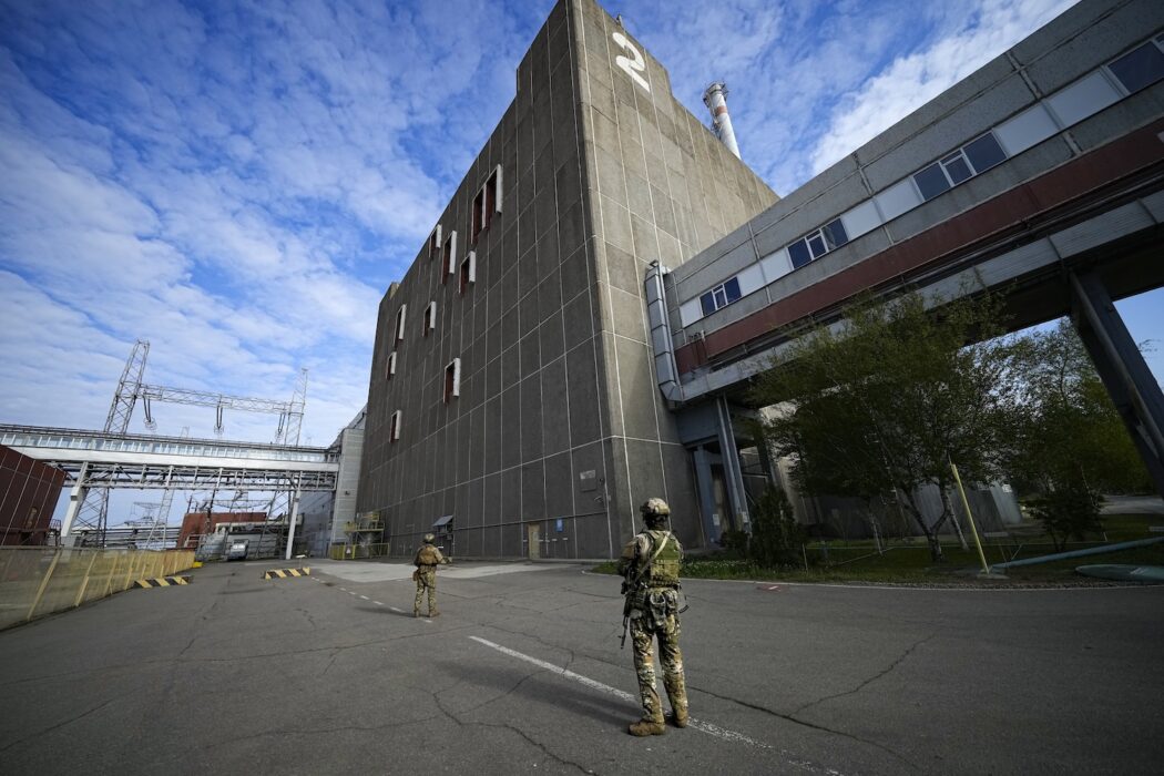Ryska soldater på vakt vid kärnkraftverket Zaporizjzja.