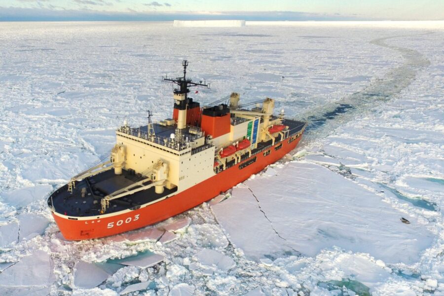 Den japanska isbrytaren Shirase korsar Antarktiska oceanen.