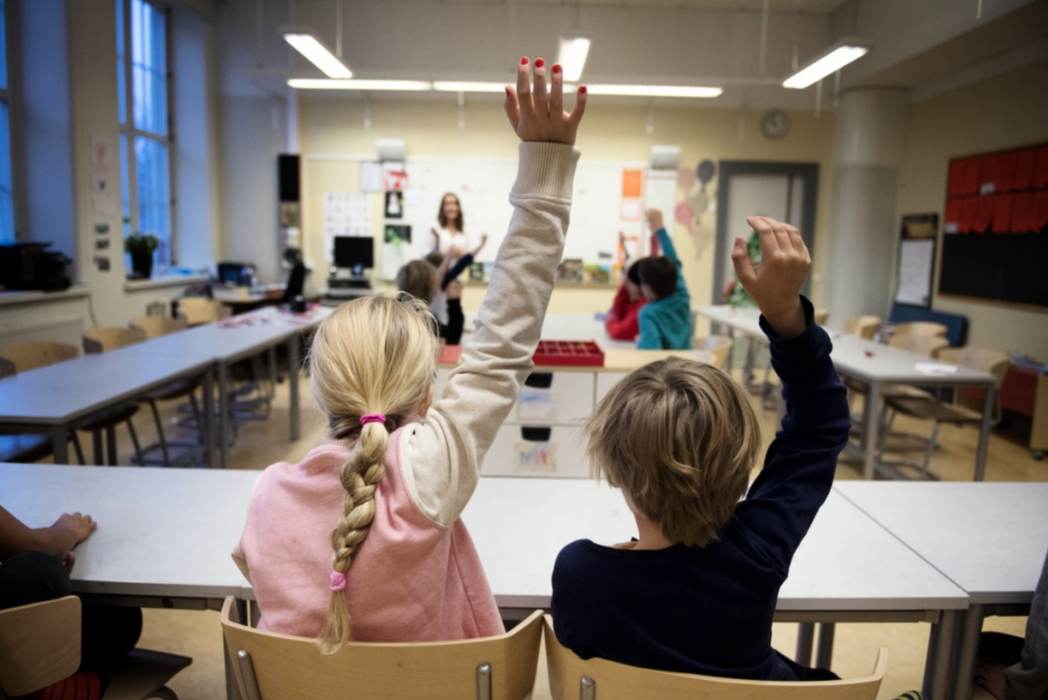 Satsa på skolan i stället för tvångsåtgärder, tycker Rädda Barnen och Bris.