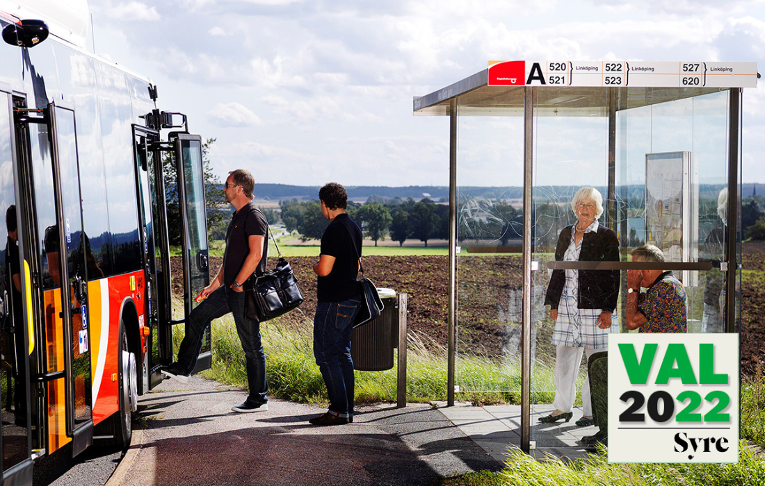 Vänsterpartiet vill att staten ska gå in och betala halva biljetten för kollektivtrafik i hela landet.