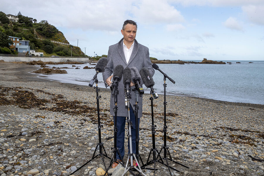 Nya Zeelands klimatminister James Shaw vid Owhiro Bay utanför Wellington då han presenterade regeringens klimatomställningsplan i förra veckan.