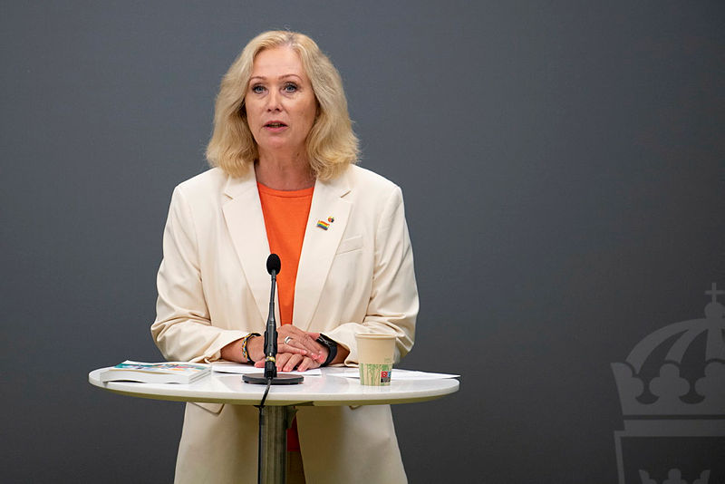 Kulturminister Jeanette Gustafsson är inte nöjd med kultursamverkansmodellen, som nu ska utredas för att bredda kulturtillgången för hela Sverige.