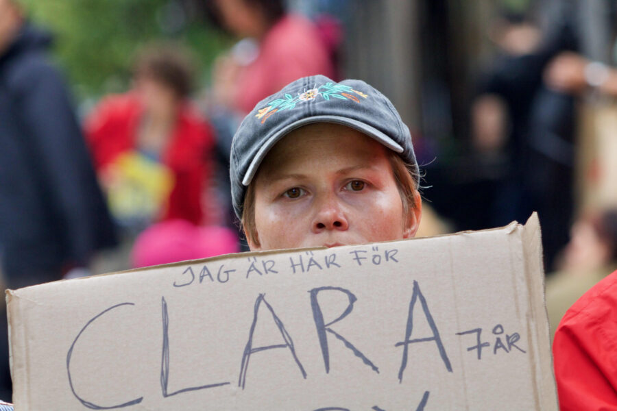 Linn Samuelsson deltar i manifestationen för sina barn Clara och Harrys skull.