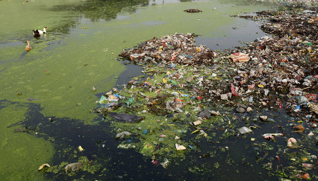 Flod i Indien belamrad med plastskräp.