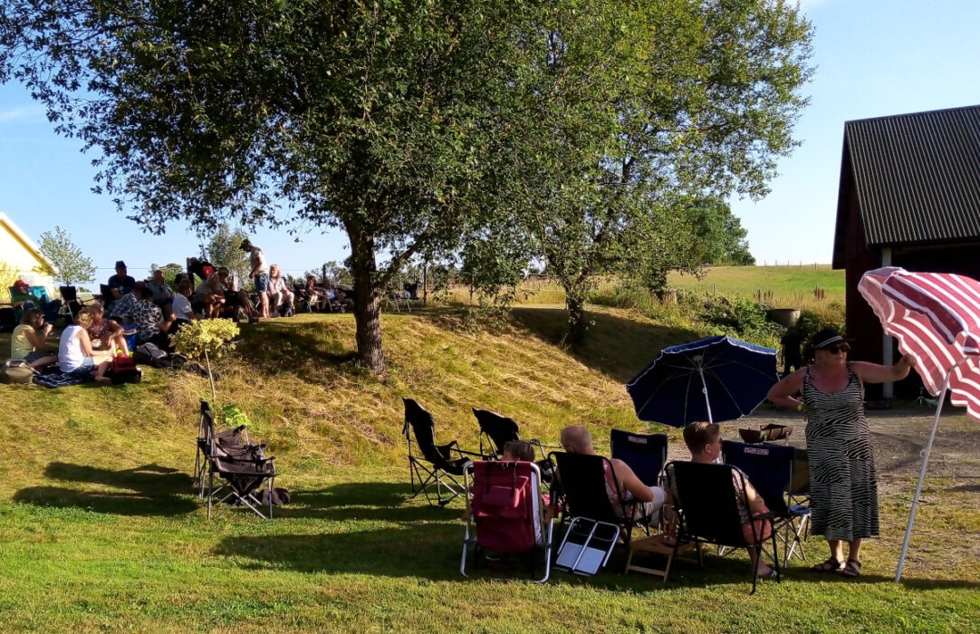 Grannarna lånar ut mark till festivalen som äger rum ute på landsbygden.