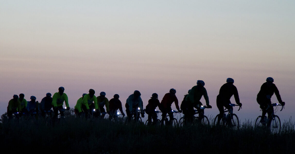 I gryningen, innan solen går upp, cyklar deltagarna i Vätternrundan förbi Vadstena.