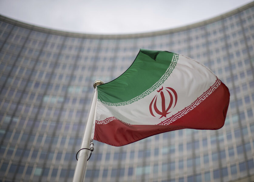 Irans flagga vajar utanför Internationella atomenergiorganets (IAEA) huvudkontor i Wien.
