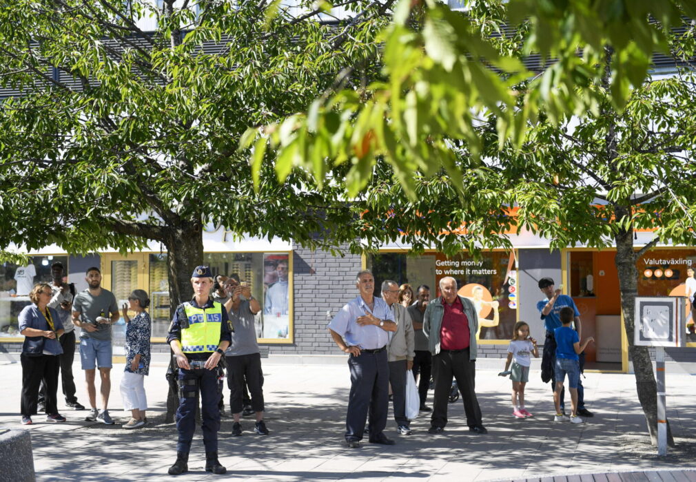 Stämningen är lugn på Fittja torg där Paludan bränner koraner på torsdagen