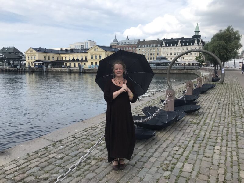 EvaMärta Granqvist, medgrundare av nätverket Nu är det nog! deltog i installationen på Kungstorget i Helsingborg under måndagen, där förbipasserande kunde se en rad svarta paraplyer.