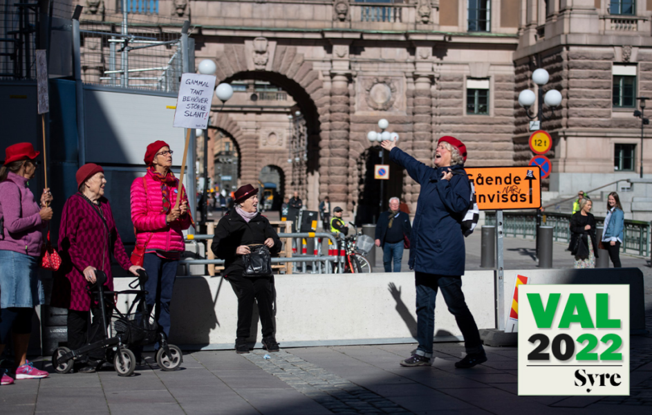 Varje torsdag demonstrerar organisationen Tantpatrullen på Mynttorget i Stockholm för ett nytt pensionssystem och för att pensionsgruppen i riksdagen ska läggas ned.