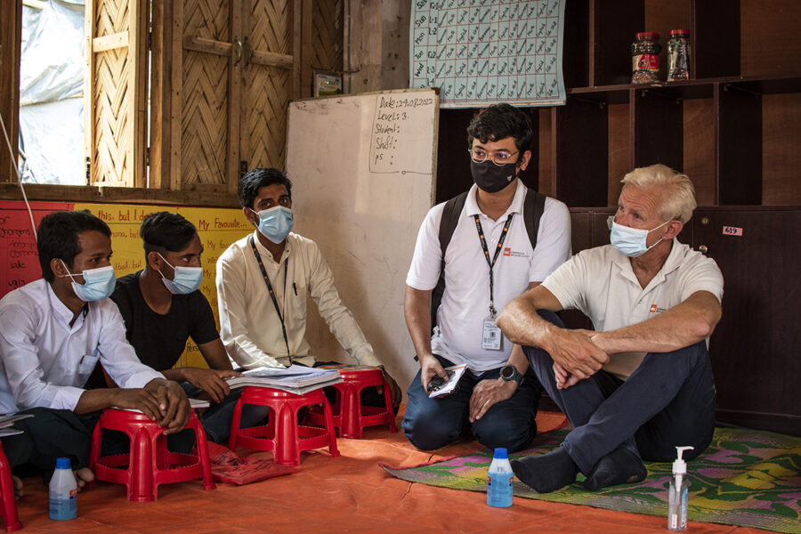 Jan Egeland från norska Flyktninghjelpen träffar ungdomar i flyktinglägret i Cox Bazar.