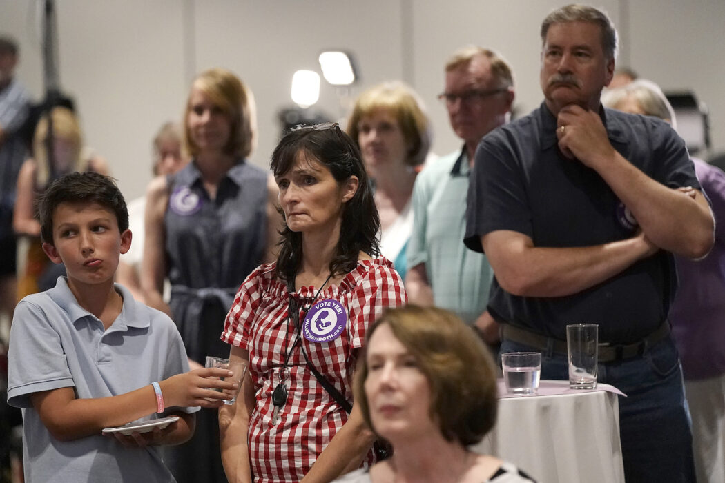 Besvikna Kansas-bor som röstat för att ta bort aborträtten från delstatens konstitution.