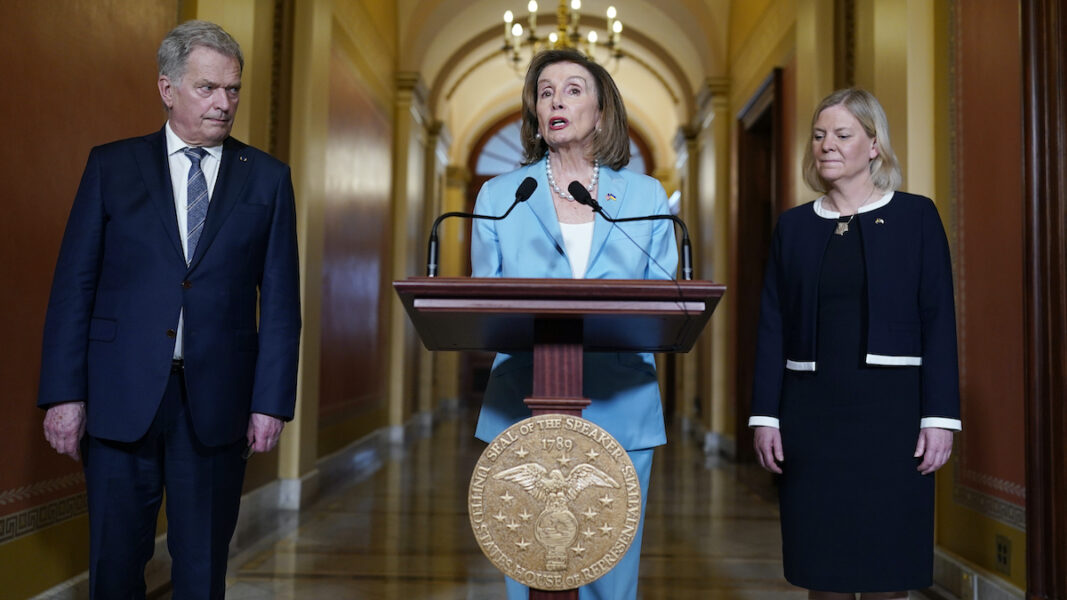 Amerikanska representanthusets talman Nancy Pelosi under en pressträff med Finlands president Sauli Niinistö och statsminister Magdalena Andersson i maj.
