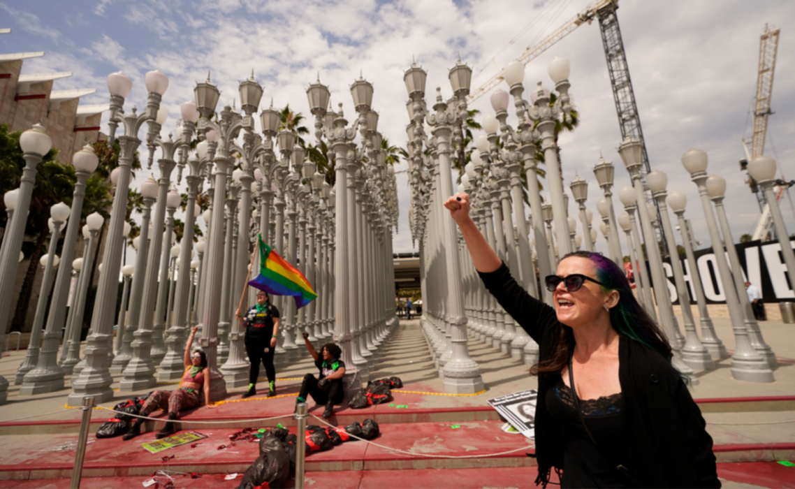 Abortaktivister demonstrerar i Los Angeles för nationell rätt till fri abort i USA.