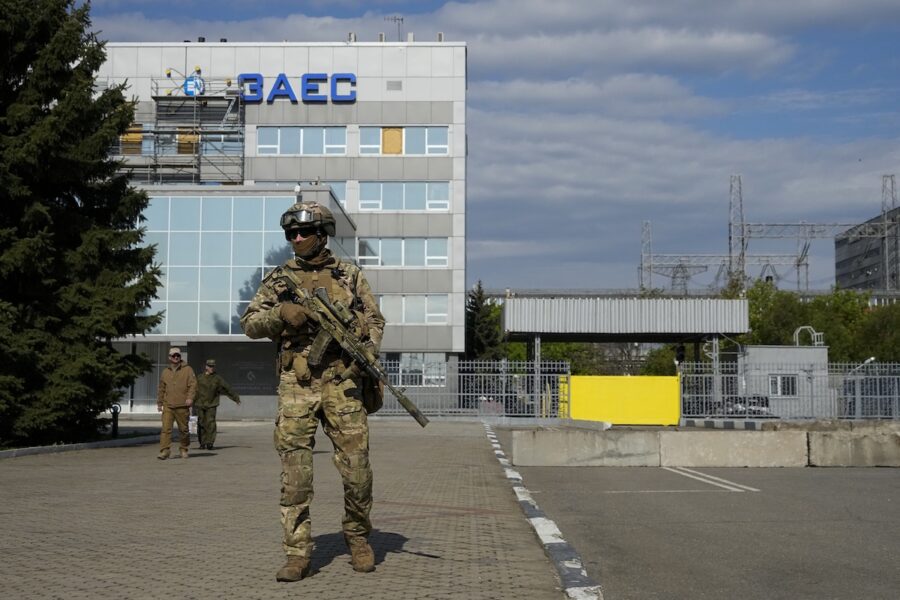 Rysk soldat på plats vid det ockuperade kärnkraftverket Zaporizjzja i sydöstra Ukraina.