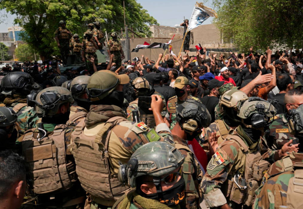 Soldater är på plats vid Iraks högsta rättsliga råd, där anhängare till shiapredikanten Muqtada al-Sadr har samlats i protest på tisdagen.
