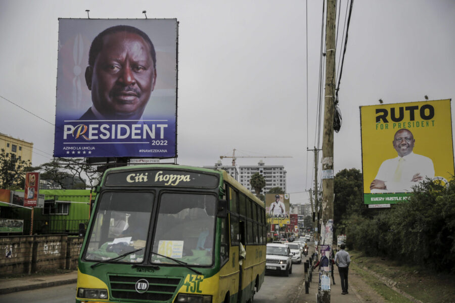 En buss kör förbi valreklam för presidentkandidaterna Raila Odinga, till vänster, och William Ruto, till höger, i det fattiga området Mathare i Kenyas huvudstad Nairobi.