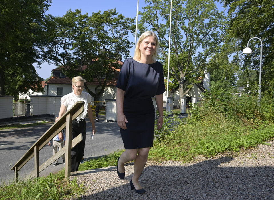 Skolminister Lina Axelsson Kihlblom (S) och statsminister Magdalena Andersson (S) på väg till pressträffen på Harpsund om kartläggning av utländska skolägare.