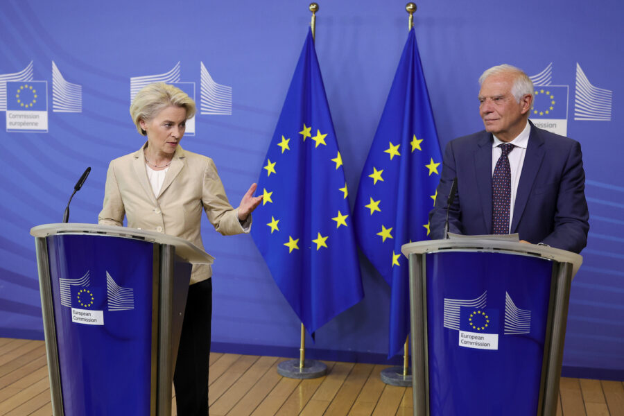 EU-kommissionens ordförande Ursula von der Leyen och utrikeschefen Josep Borrell informerar om det åttonde sanktionspaketet mot Ryssland.