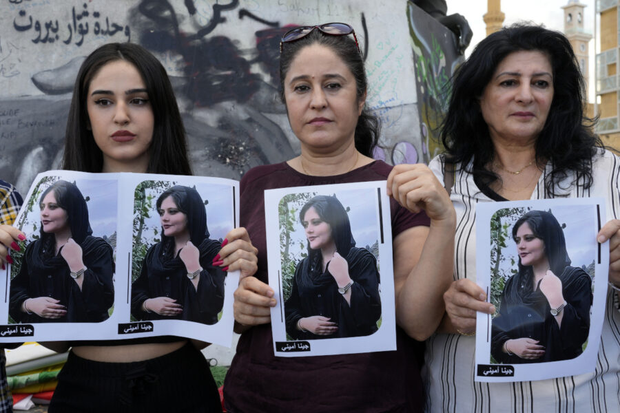 Kurdiska kvinnorättsaktivister håller upp bilder på Mahsa Amini i samband med demonstrationer  i Beirut i onsdags.