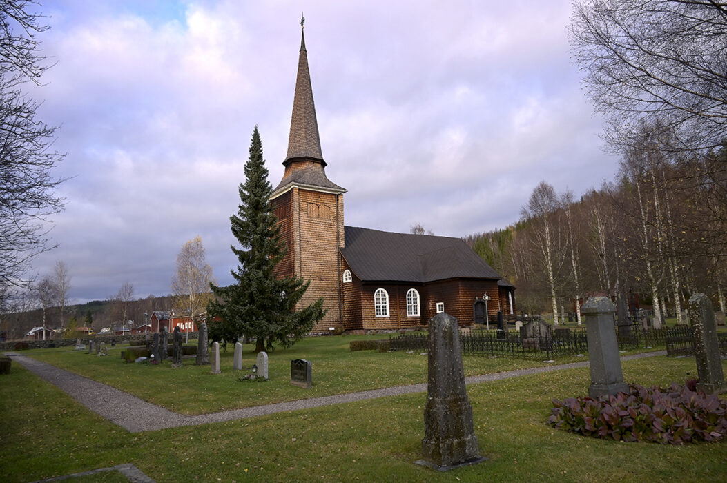 Sverigedemokraterna vill återupprätta fädernas kyrka, både som institution och vad gäller psalmen med samma namn.