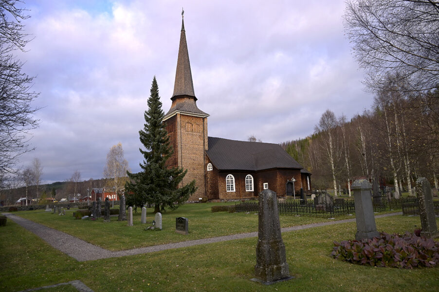 Sverigedemokraterna vill återupprätta fädernas kyrka, både som institution och vad gäller psalmen med samma namn.