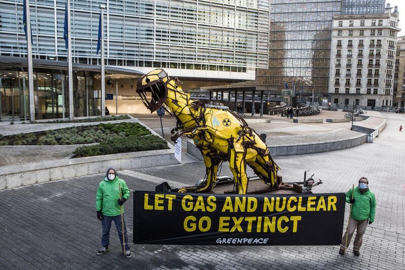 Aktivister från Greenpeace utanför EU-kommissionens högkvarter i Bryssel i december 2021 i protest mot att klassa gas och kärnkraft som hållbart i EU:s taxonomi.