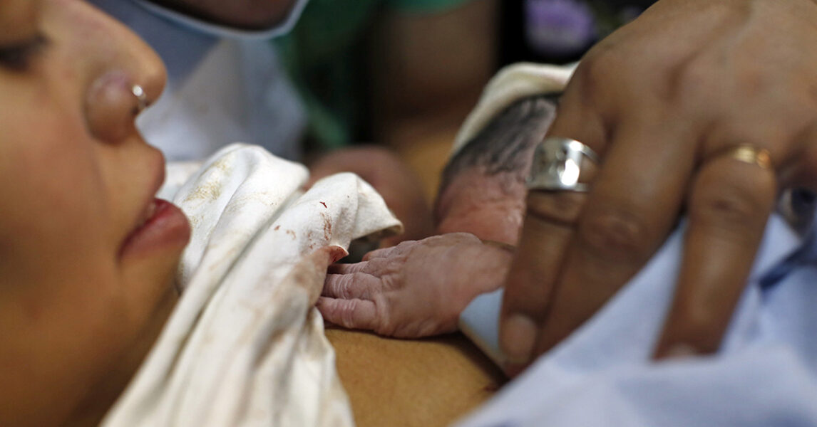 Angela Quintana Aucapan och hennes nyfödda son, Namunkura, på ett sjukhus i Chile.