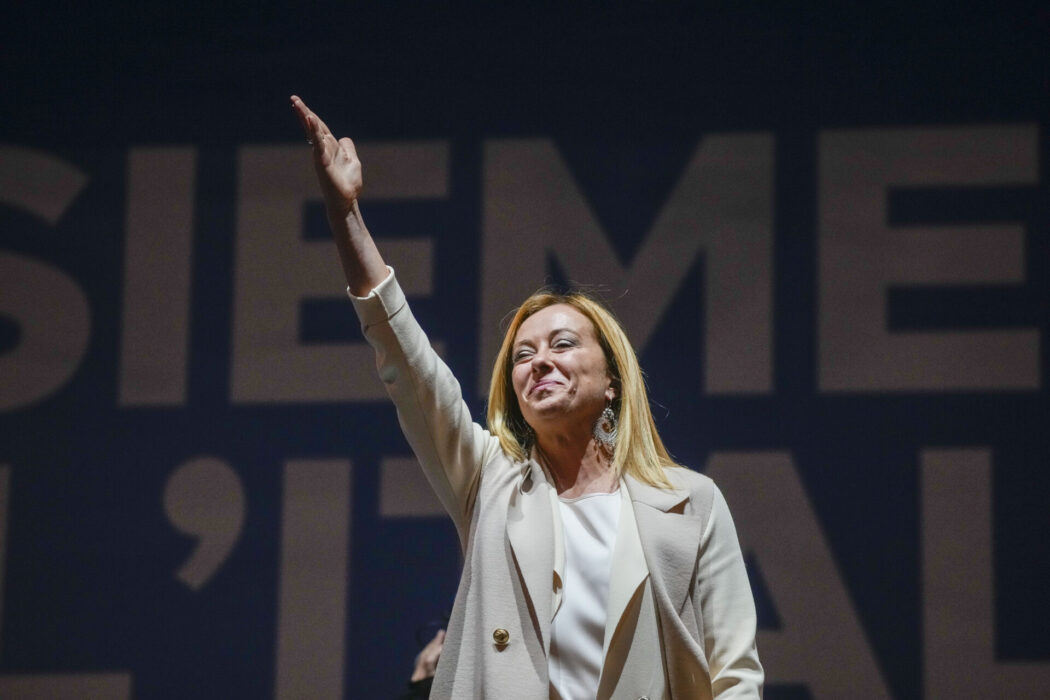 Giorgia Meloni med en bakgrund i den italienska fascismen väntas leda Italiens nya regering.