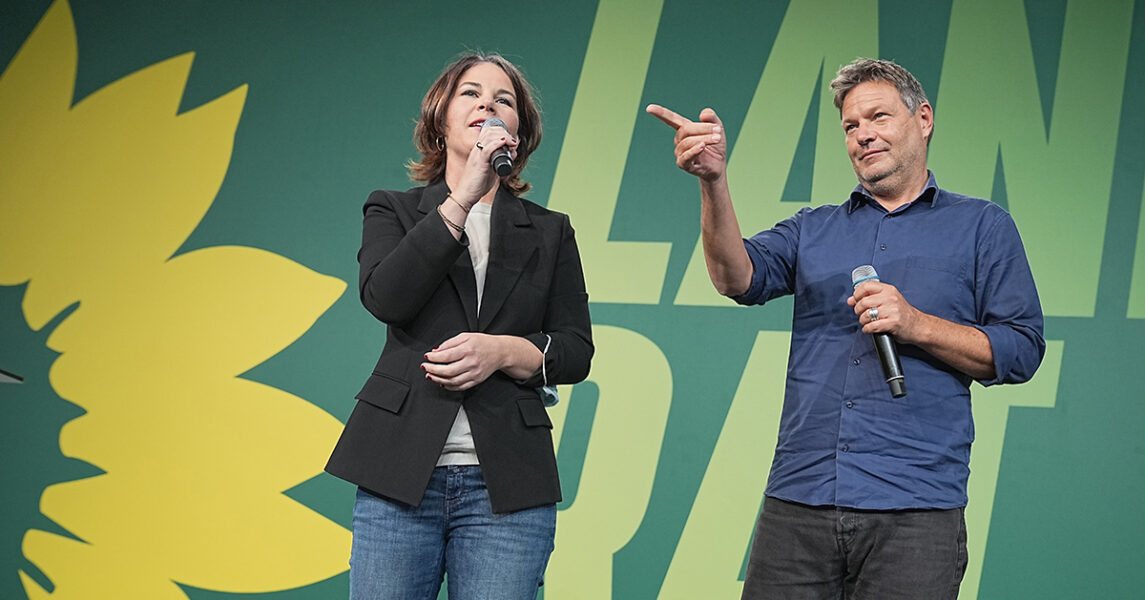 Tysklands vice kansler Robert Habeck och utrikesminister Anna Lena Baerbock, båda från De gröna, leder förtroendeligan i partipolitiken.