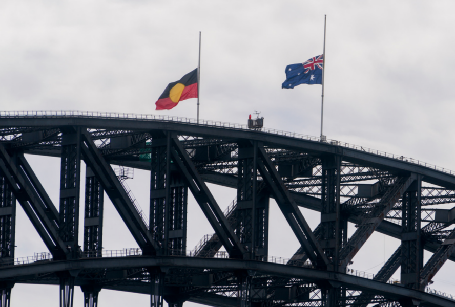De aboriginska och australiska flaggorna på halv stång på Sydney Harbour Bridge med anledning av drottning Elizabeths död.