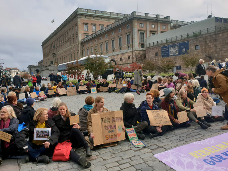 Rebellmammorna manifesterade utanför riksdagen för klimatet och barnens framtid.