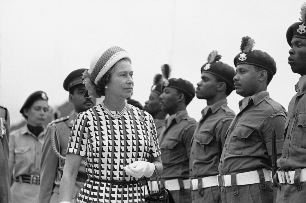 Drottning Elizabeth II under ett besök 1977 i Barbados, som nu är republik.
