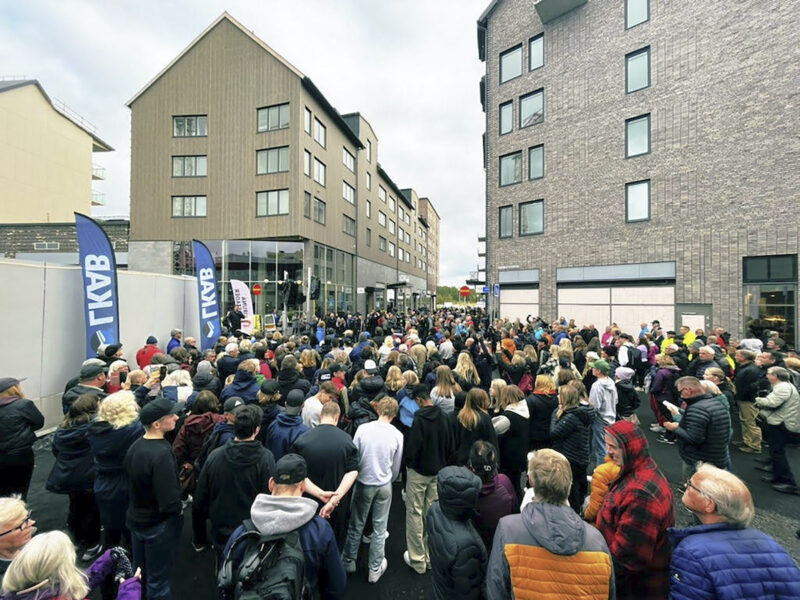 Besökare köar till handelskvarteren i nya Kiruna centrum under invigningens första dag i torsdags.