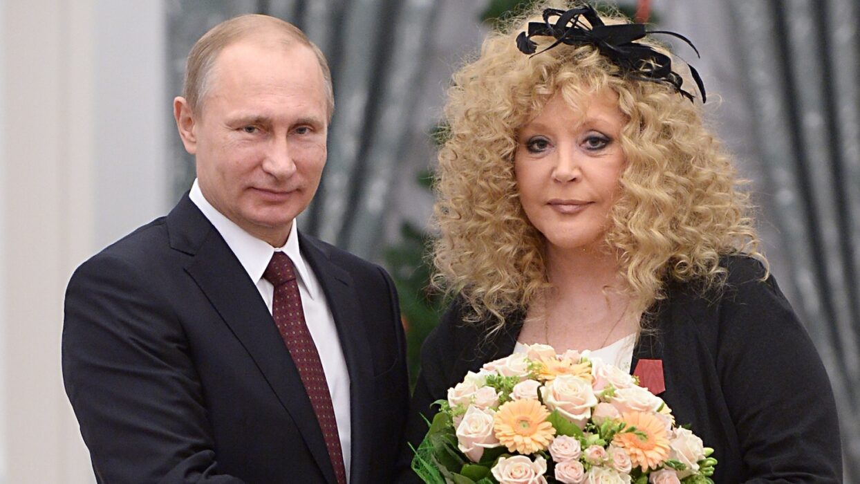 Ryska storstjärnan Alla Pugatjova (höger) med president Vladimir Putin vid en prisceremoni 2014.