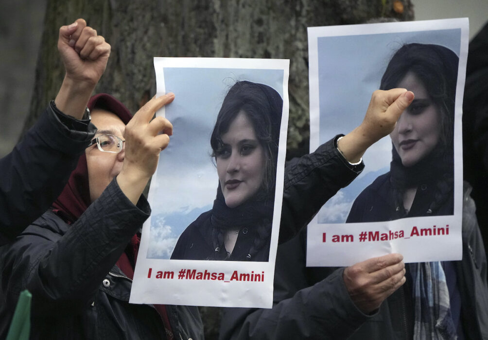Exiliranier demonstrerar mot regimen utanför Irans ambassad i Berlin, Tyskland.