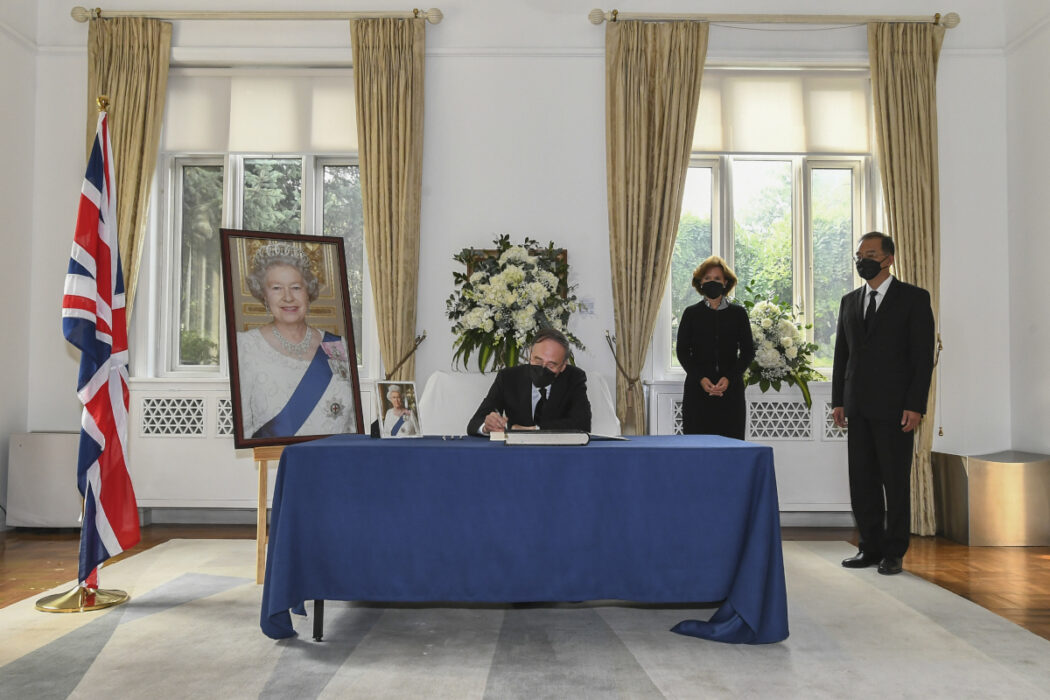 Kinas vicepresident Wang Qishan, skriver i kondoleansboken på brittiska ambassaden i Peking.