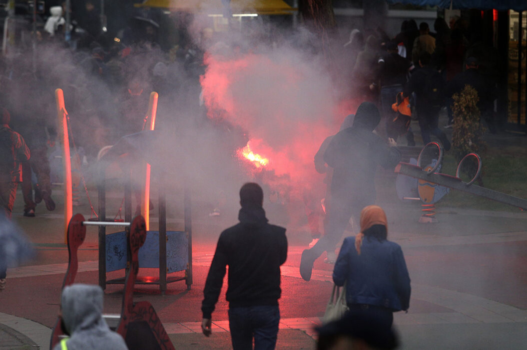 Hbtqi-fientliga demonstranter kastar en bengal under den förkortade prideparad som till slut blev av i Belgrad i lördags, den 17 september.